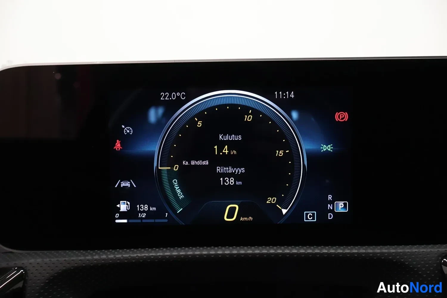 Muu: Kojelauta: digitaalinen mittaristo näyttää polttoainemittarin 138 km, kulutuksen 1,4 l/h ja kellonajan 11:14.