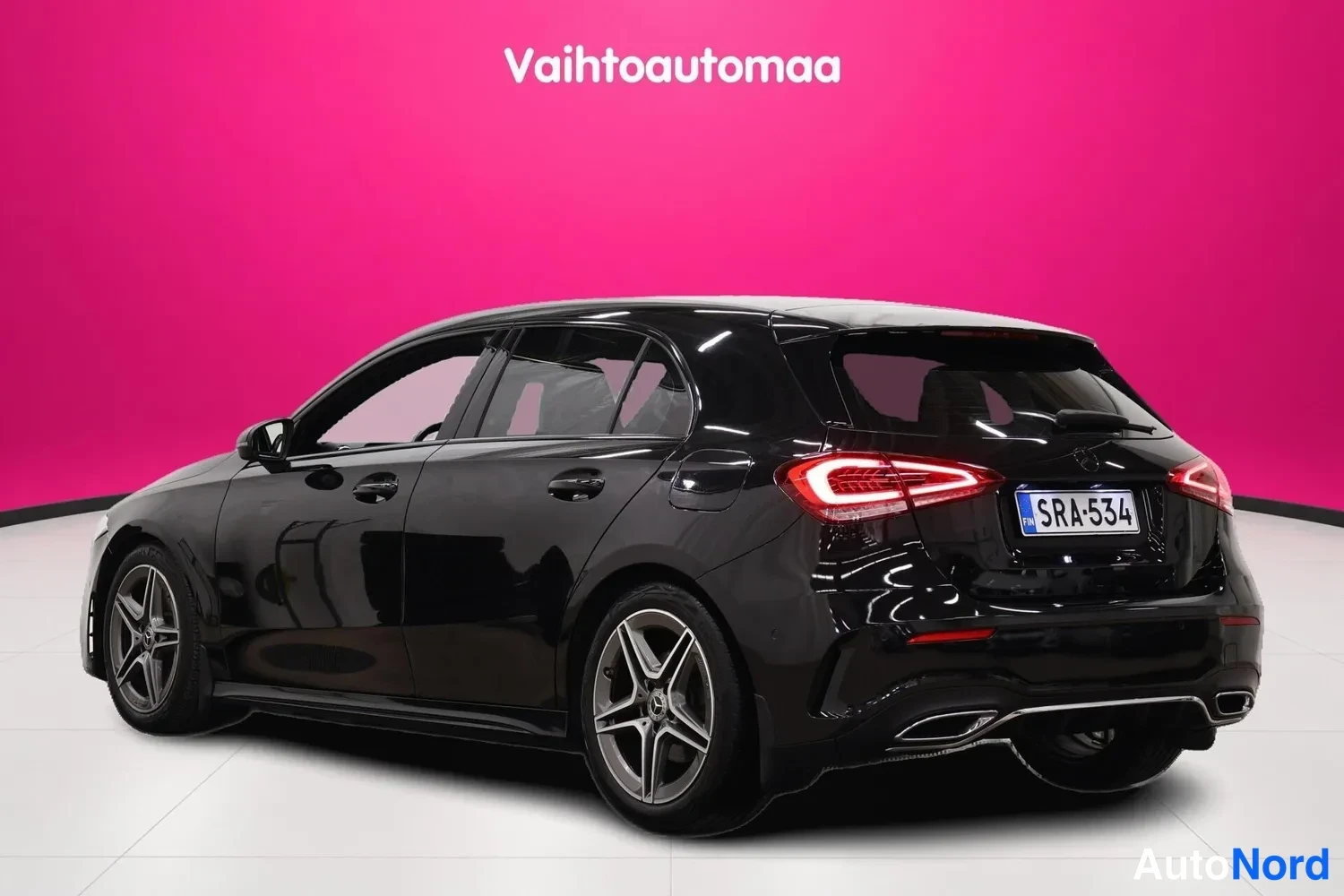 Takaviisto: Musta Mercedes-Benz A -henkilöauto takaa viistosti kuvattuna, rekisteritunnus.