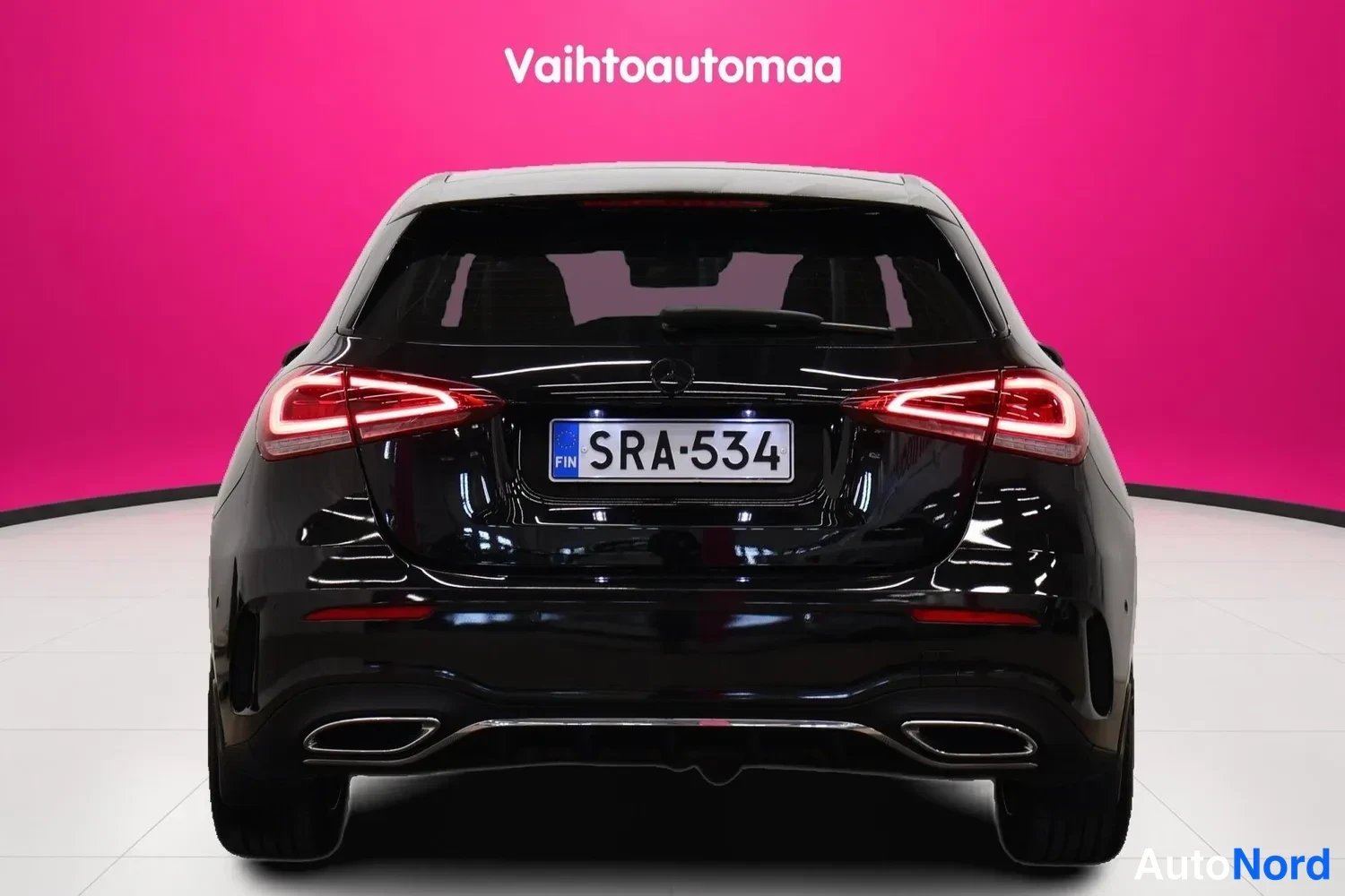 Takaa: Musta Mercedes-Benz A -henkilöauto suoraan takaa kuvattuna, rekisteritunnus.