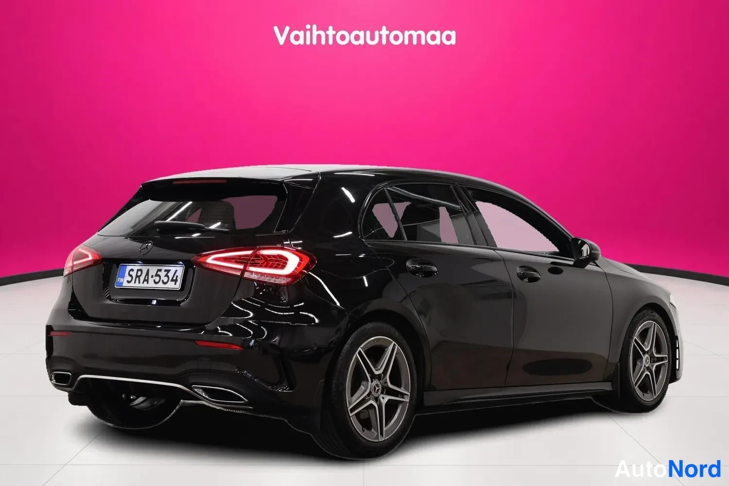 Takaviisto: Musta Mercedes-Benz A -henkilöauto takaa toiselta sivulta kuvattuna, rekisteritunnus.