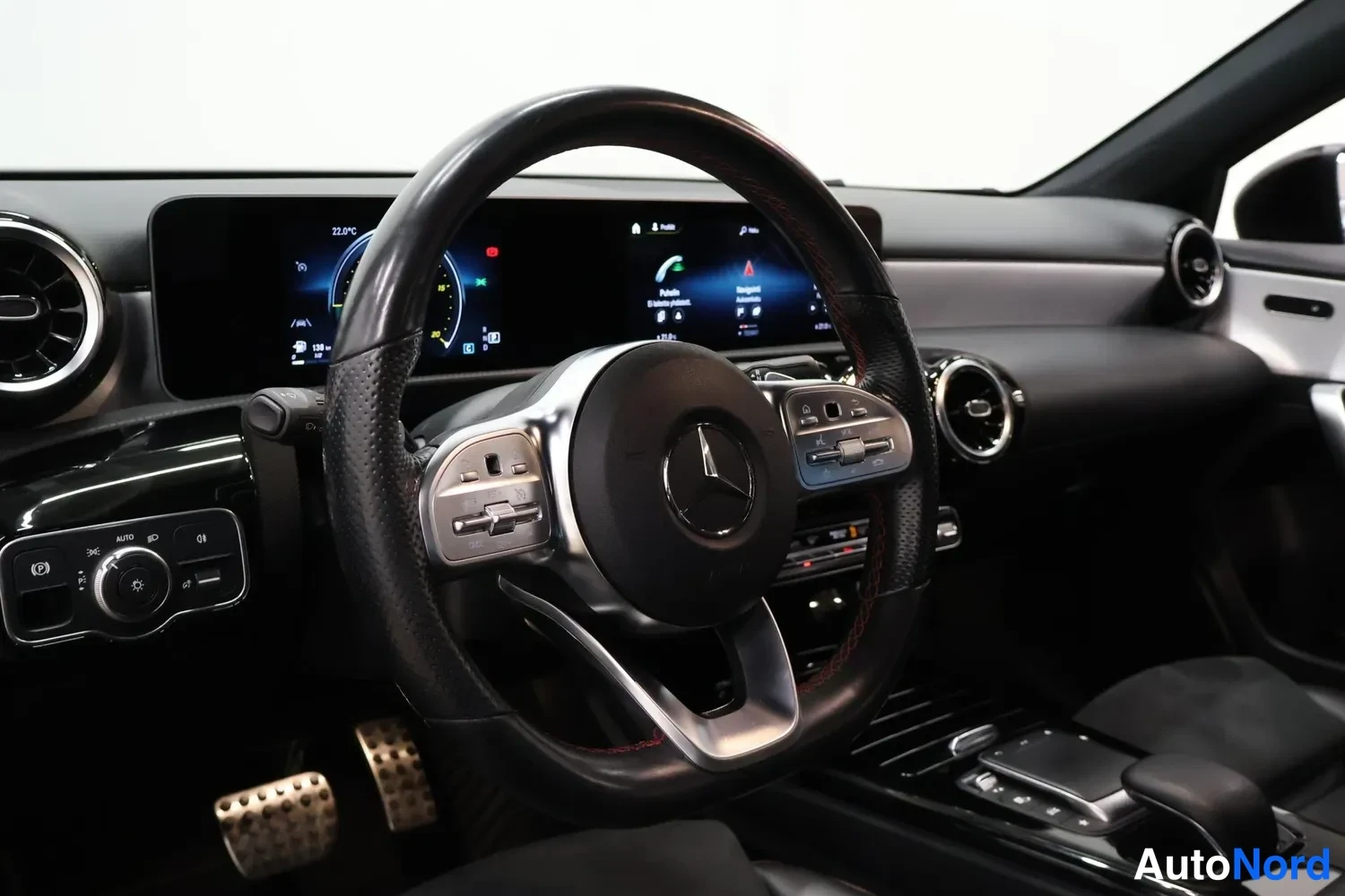 Muu: Ohjauspyörä ja MBUX-näytöt Mercedes-Benzin ohjaamossa, auto esillä sisätiloista.