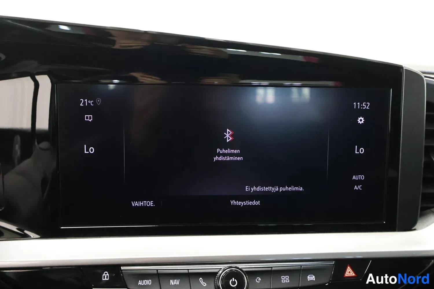 Muu: Infotainment-näyttö näkymässä Puhelimen yhdistäminen, teksti Ei yhdistettyjä puhelimia.