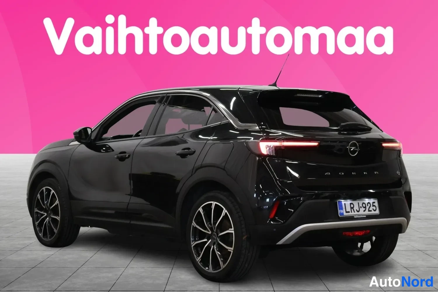 Takaviisto: Mustan Opel Mokkan takakulmanäkyvyys vasemmalta, rekisterikilpi
