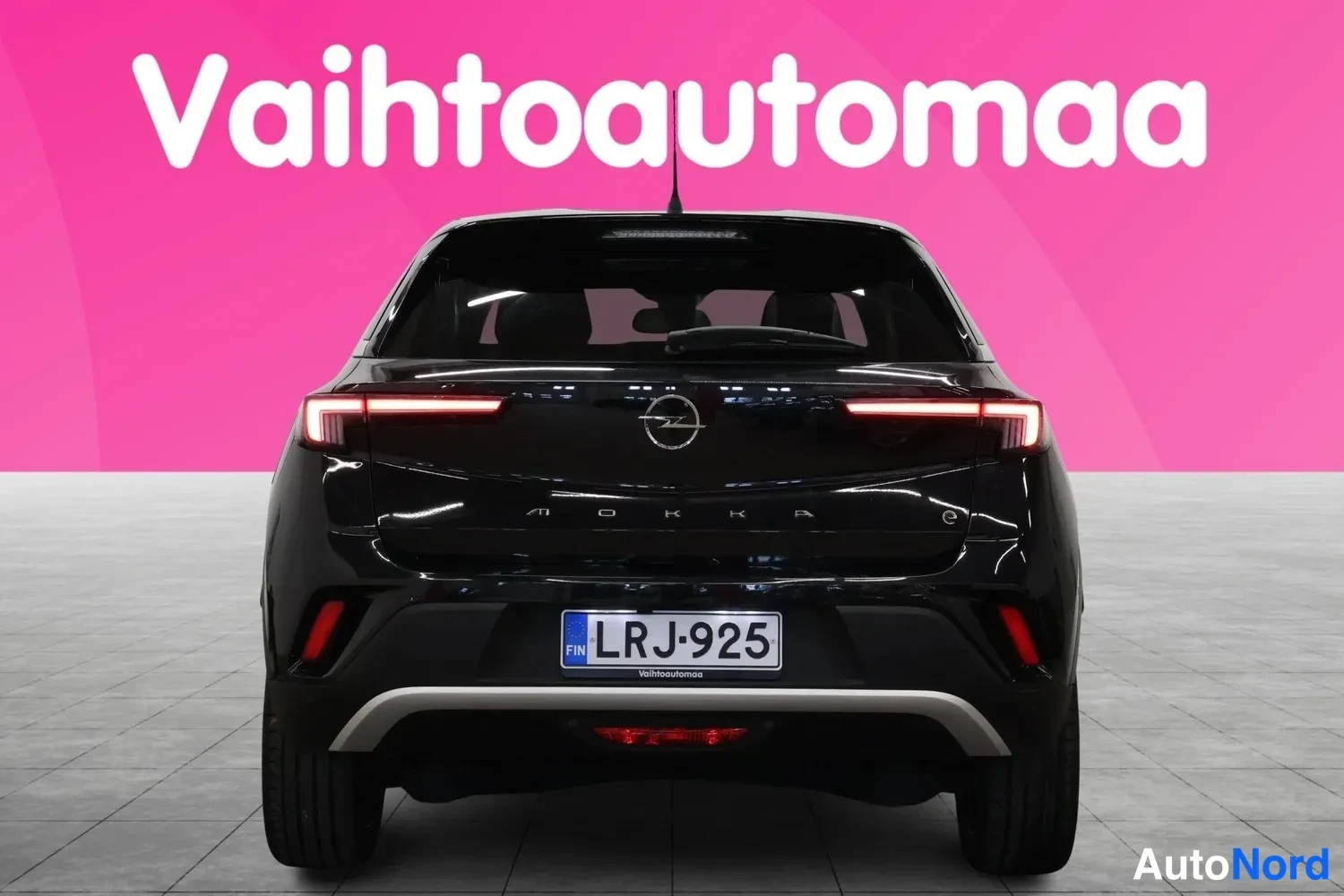 Takaa: Mustan Opel Mokkan takaosa suoraan takaa, rekisterikilpi