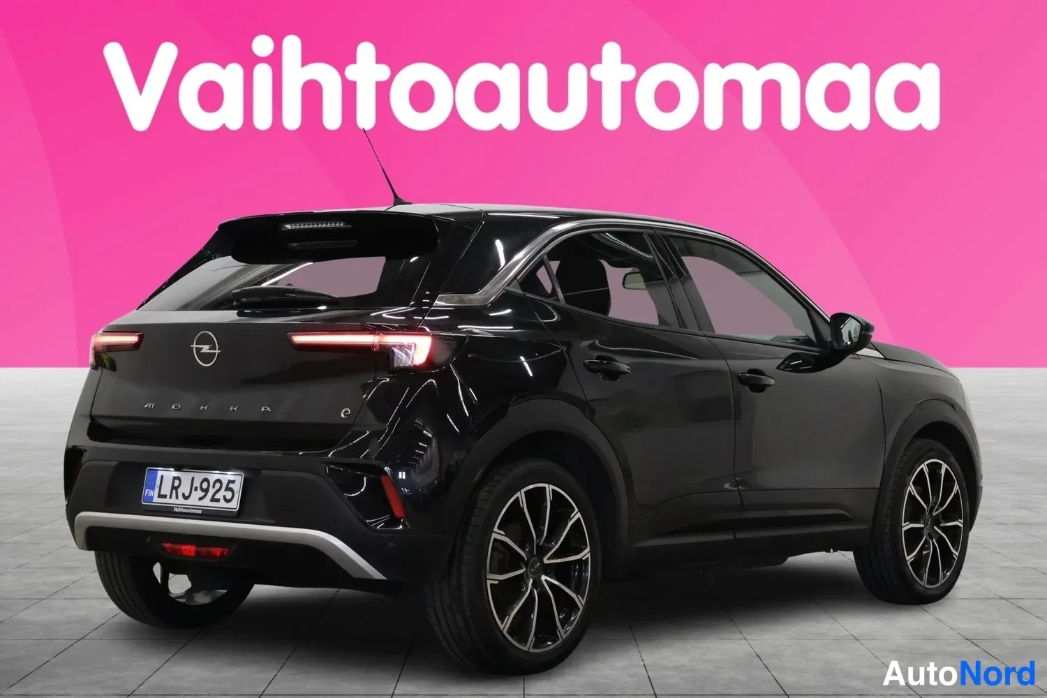 Takaviisto: Mustan Opel Mokkan takakulmanäkyvyys oikealta, rekisterikilpi