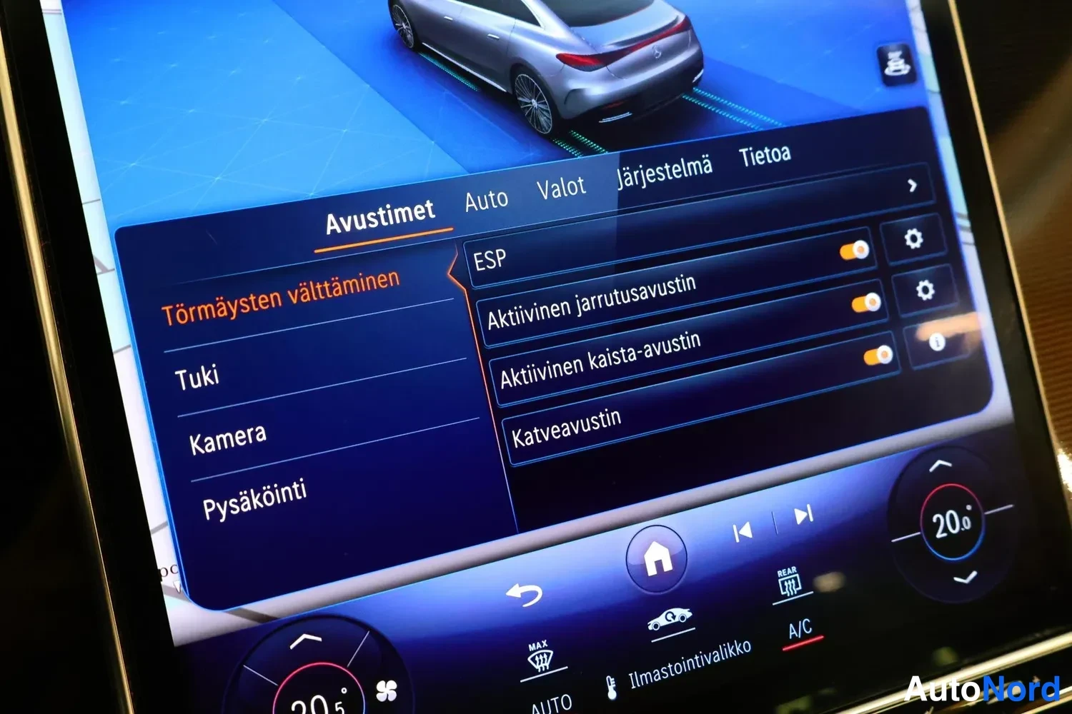 Muu: Auton infotainment-näytön Avustimet-valikko, jossa ovat päällä ESP, Aktiivinen jarrutusavustin ja Aktiivinen kaista-avustin, sekä valikot Törmäysten välttäminen