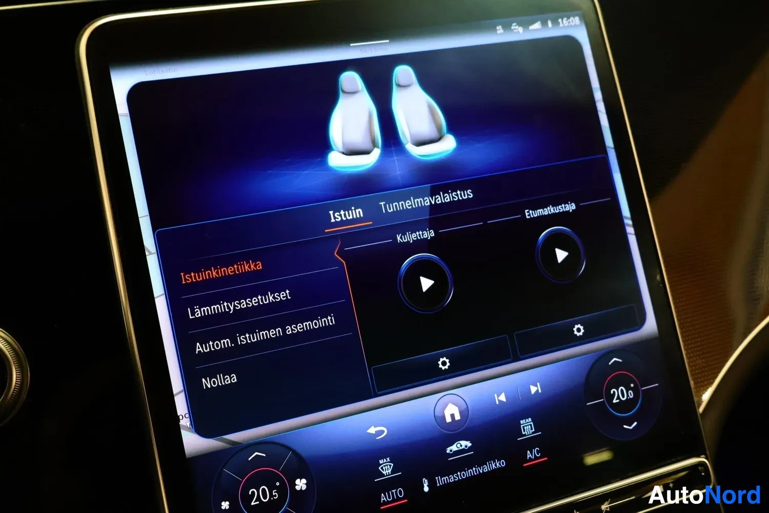 Muu: Auton infotainment-näytön Istuin-valikko, jossa näkyvät istuinkinetiikan ja lämmitysasetusten kohdat sekä automaattinen istuinten asemointi.