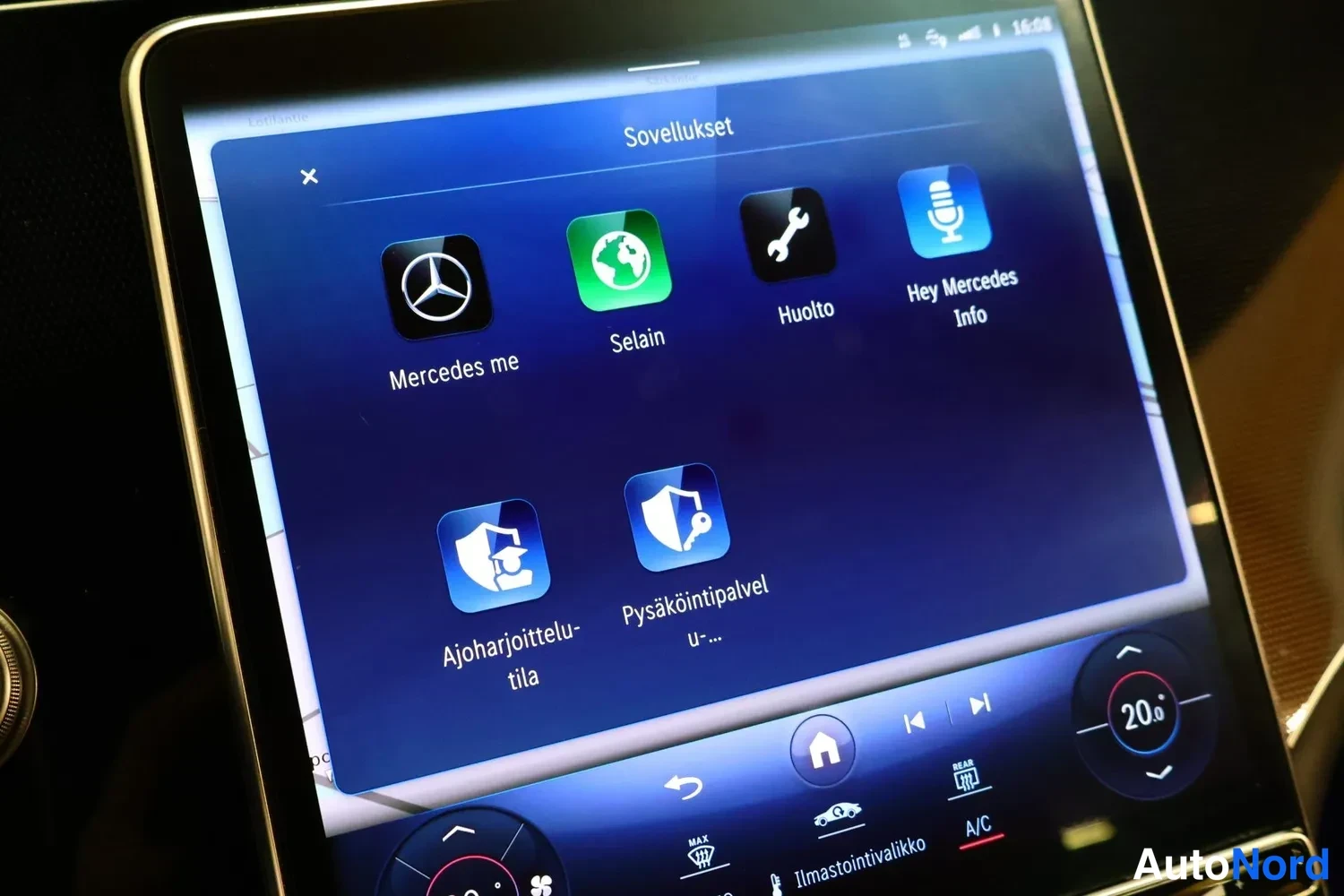 Muu: Auton infotainment-näytön Sovellukset-näkymä kuvakkeineen: Mercedes me, Selain, Huolto, Hey Mercedes Info, Ajoharjoittelu-tila ja Pysäköintipalvelu.