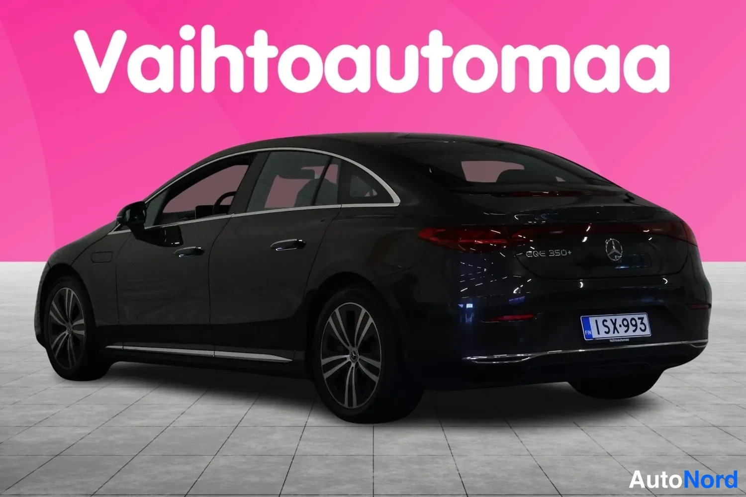 Takaviisto: Mustan Mercedes-Benzin takakulmakuva vasemmalta, mallimerkintä EQE 350+ ja rekisteri.