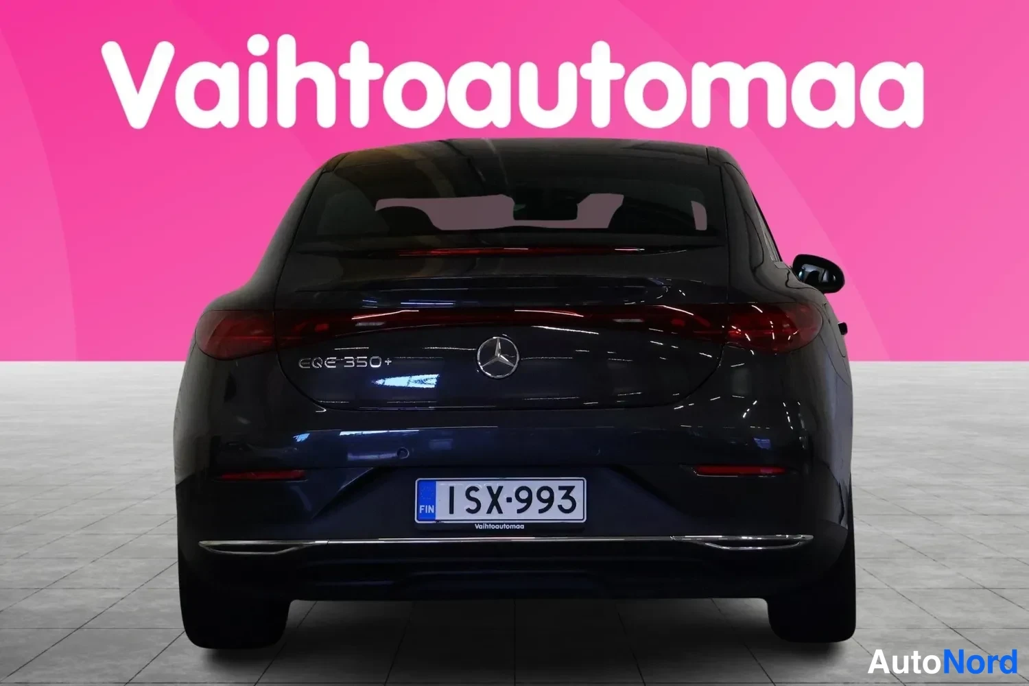 Takaa: Mustan Mercedes-Benzin suora takakuva, mallimerkintä EQE 350+ ja rekisteri.