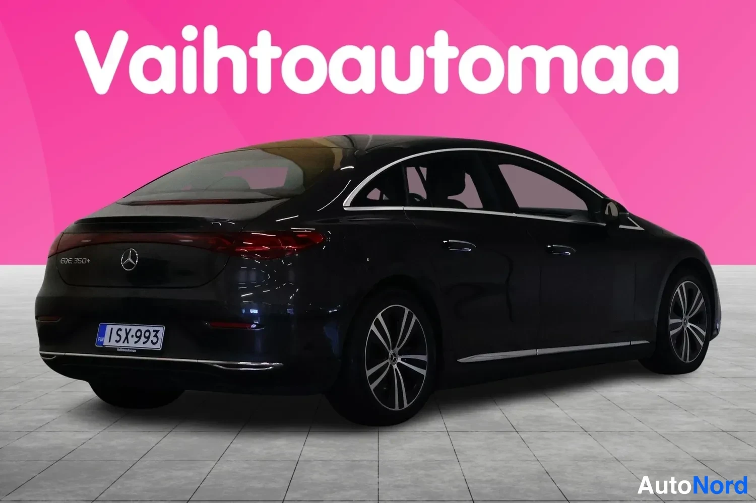 Takaviisto: Mustan Mercedes-Benz EQE:n takakulmanäyttö oikealta, rekisterikilpi näkyvissä.