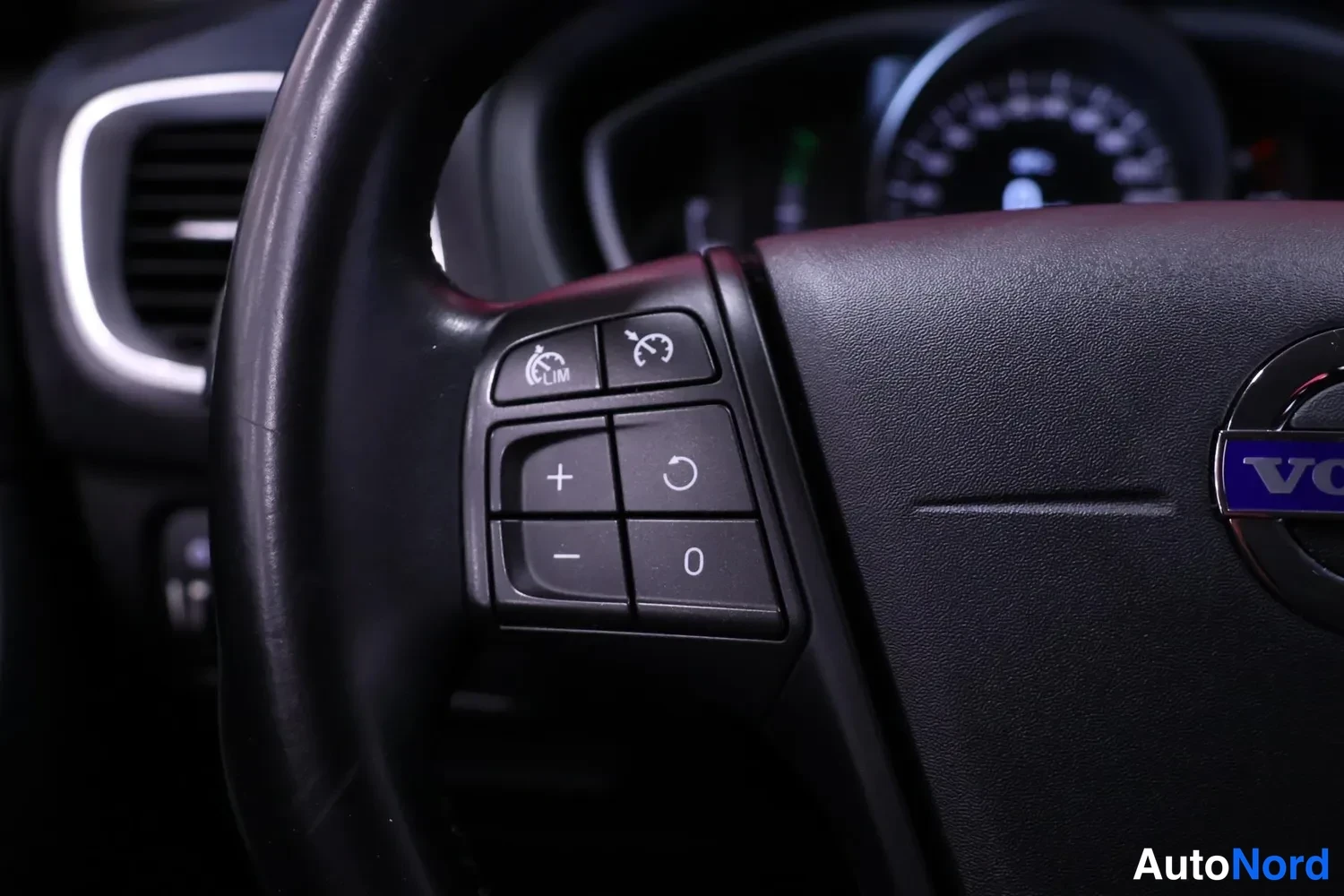 Muu: Volvo-ohjauspyörän vasemman puolen kytkimet: cruise control -painikkeet LIM, +, -, 0 ja nuoli-ikoni.