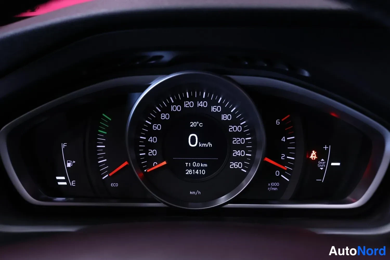 Muu: Volvo-mittaristo: nopeusmittari 0–260 km/h,lämpötila 20°C, odometri 261410 km, polttoainemittari tyhjenee vasemmalla ja ECO-symboli.