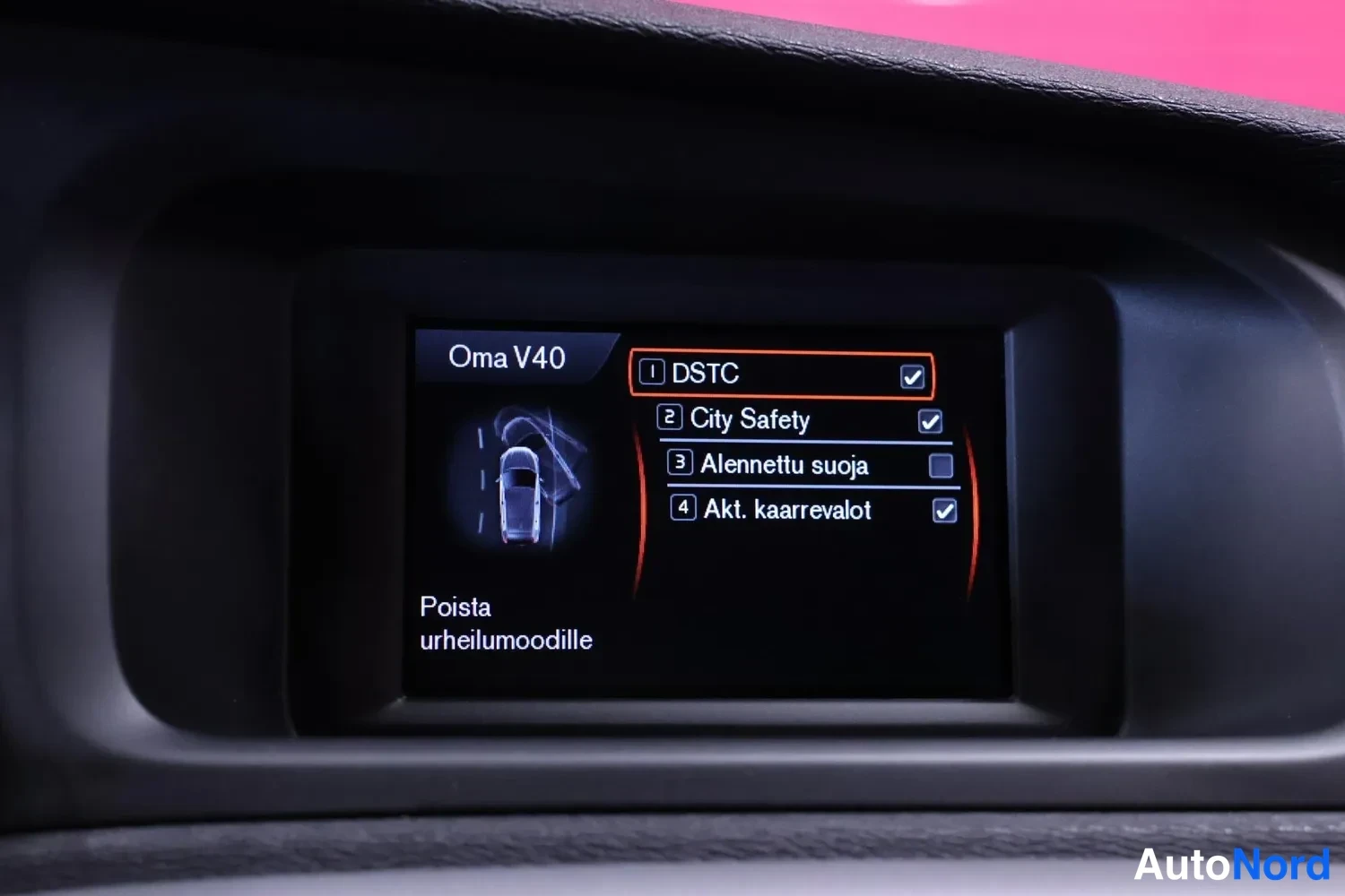Muu: Auton näyttö valikossa Oma V40, asetukset DSTC ja City Safety käytössä.