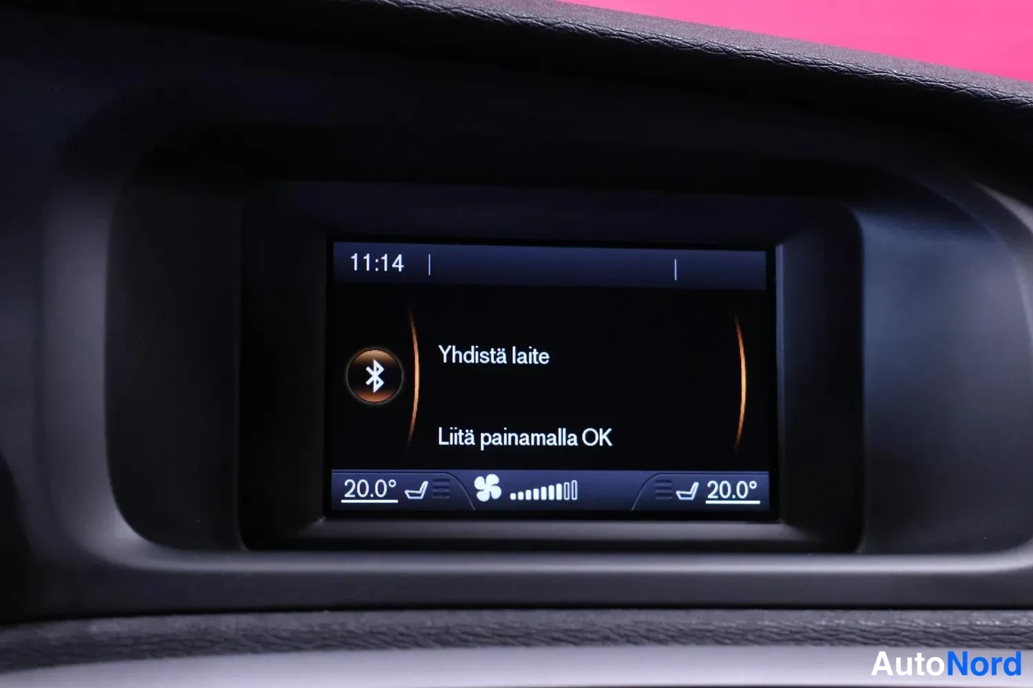 Muu: Auton näyttö näyttää bluetooth-yhdistämisohjeen: Yhdistä laite.