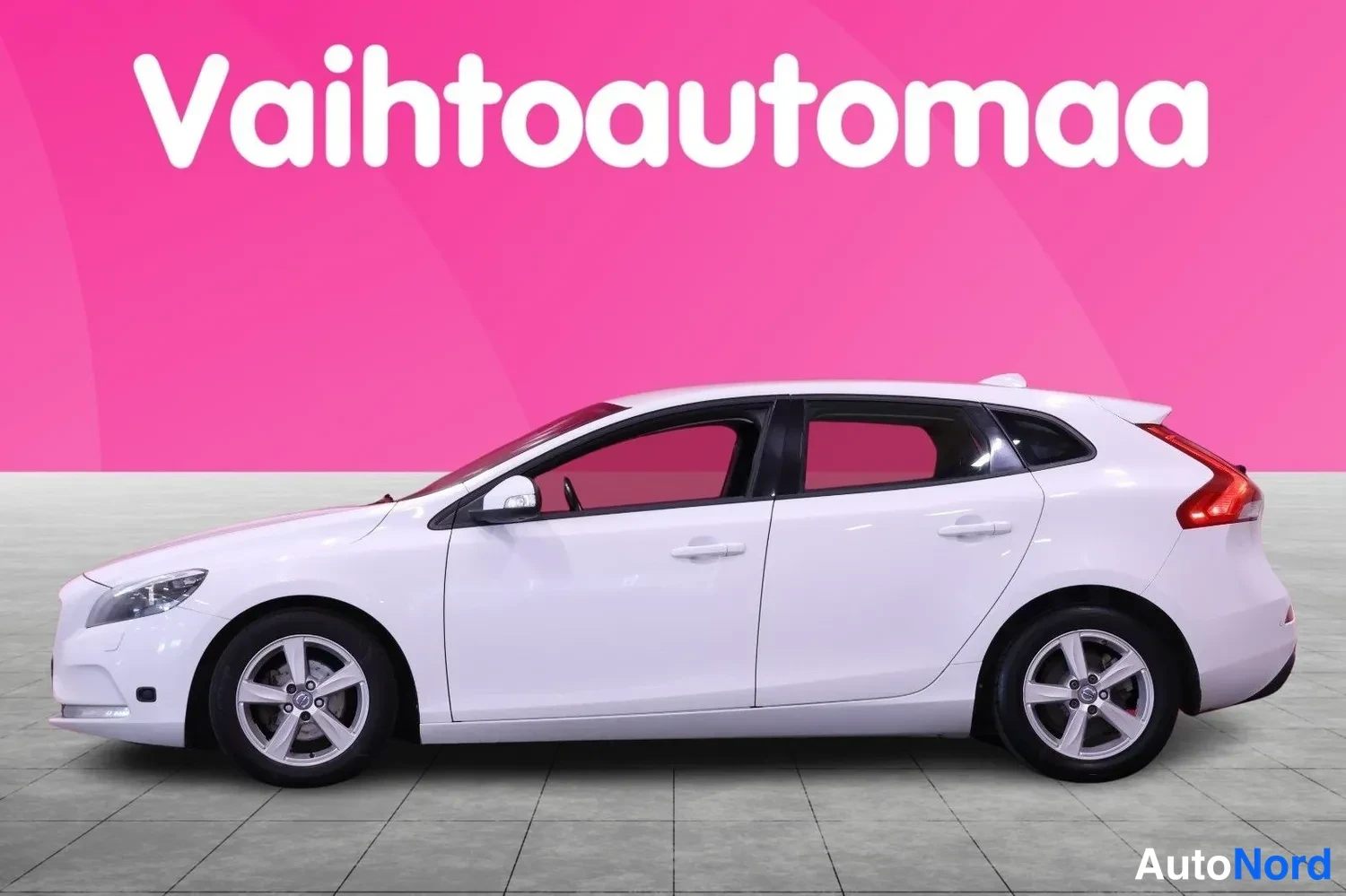 Etuviisto, nokka vasemmalle: Valkoinen Volvo V40 sivusta etuviistoon kuvattuna.