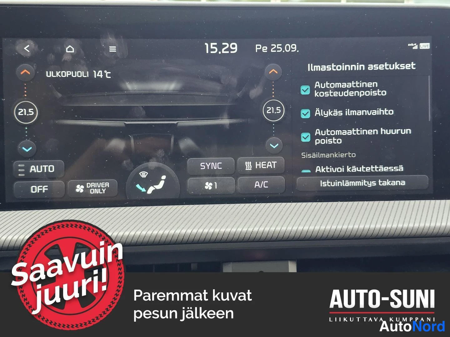 Muu: Auton infotainment-näyttö ilmastoinnin asetuksissa: molempien sivujen lämpötila 21,5 astetta, ulkolämpötila 14 astetta, valittuina automaattinen kosteudenpoisto