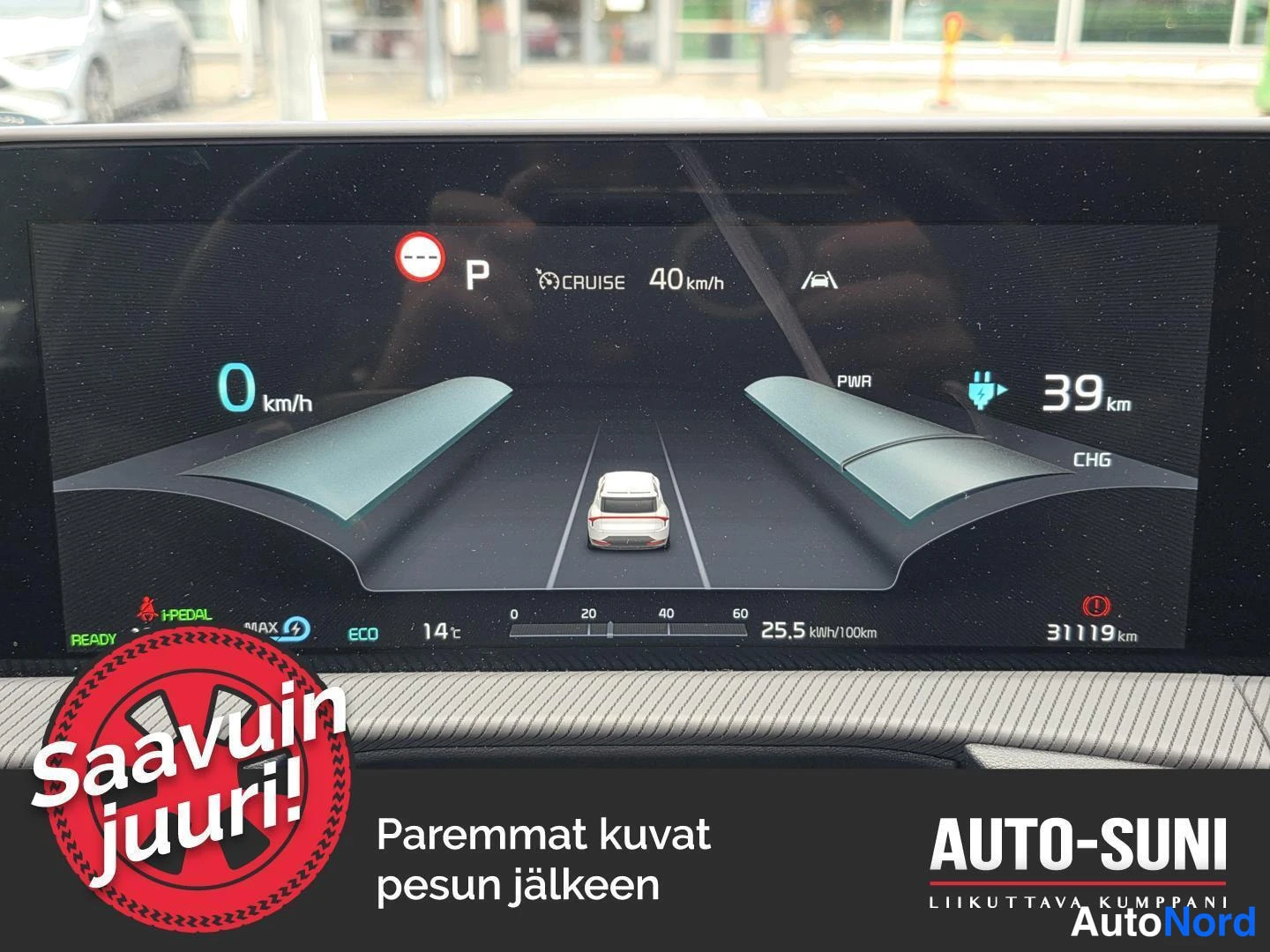 Yksityiskohta: Kojelaudan näyttö: 31119 km kokonaislukema, 25,5 kWh/100km ja lataus 39 km.