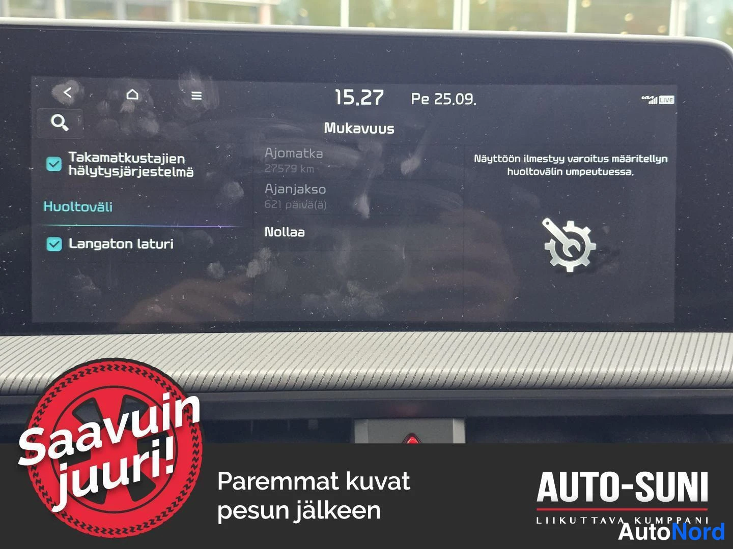 Yksityiskohta: Multimedianäyttö Mukavuus-valikossa: huoltoväli 27579 km / 621 päivää, langaton laturi valittuna.