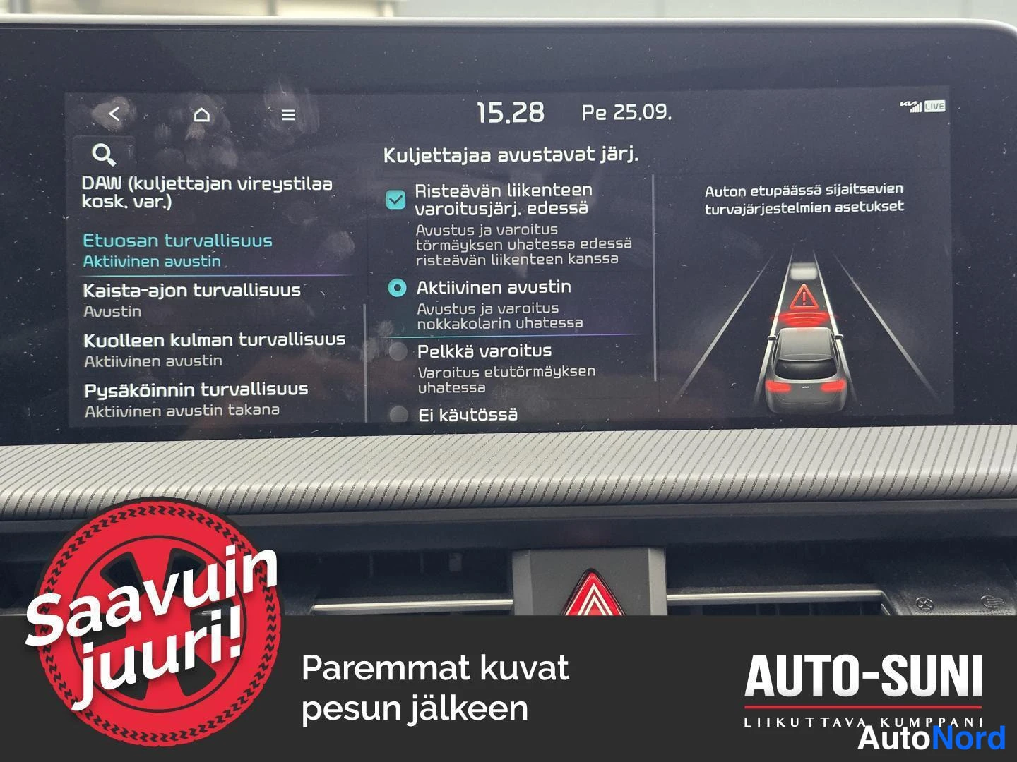 Yksityiskohta: Close-up of the dashboard screen showing the 'Driver assistance' menu with options for front collision warning, lane keeping assist, and blind spot monitoring i