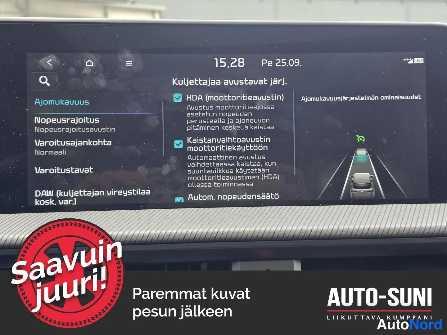 Yksityiskohta: Dashboard screen displaying driver assistance settings including HDA (Highway Driving Assist), Lane Change Assist (Kaistanvaihtoavustin) while driving, and Auto
