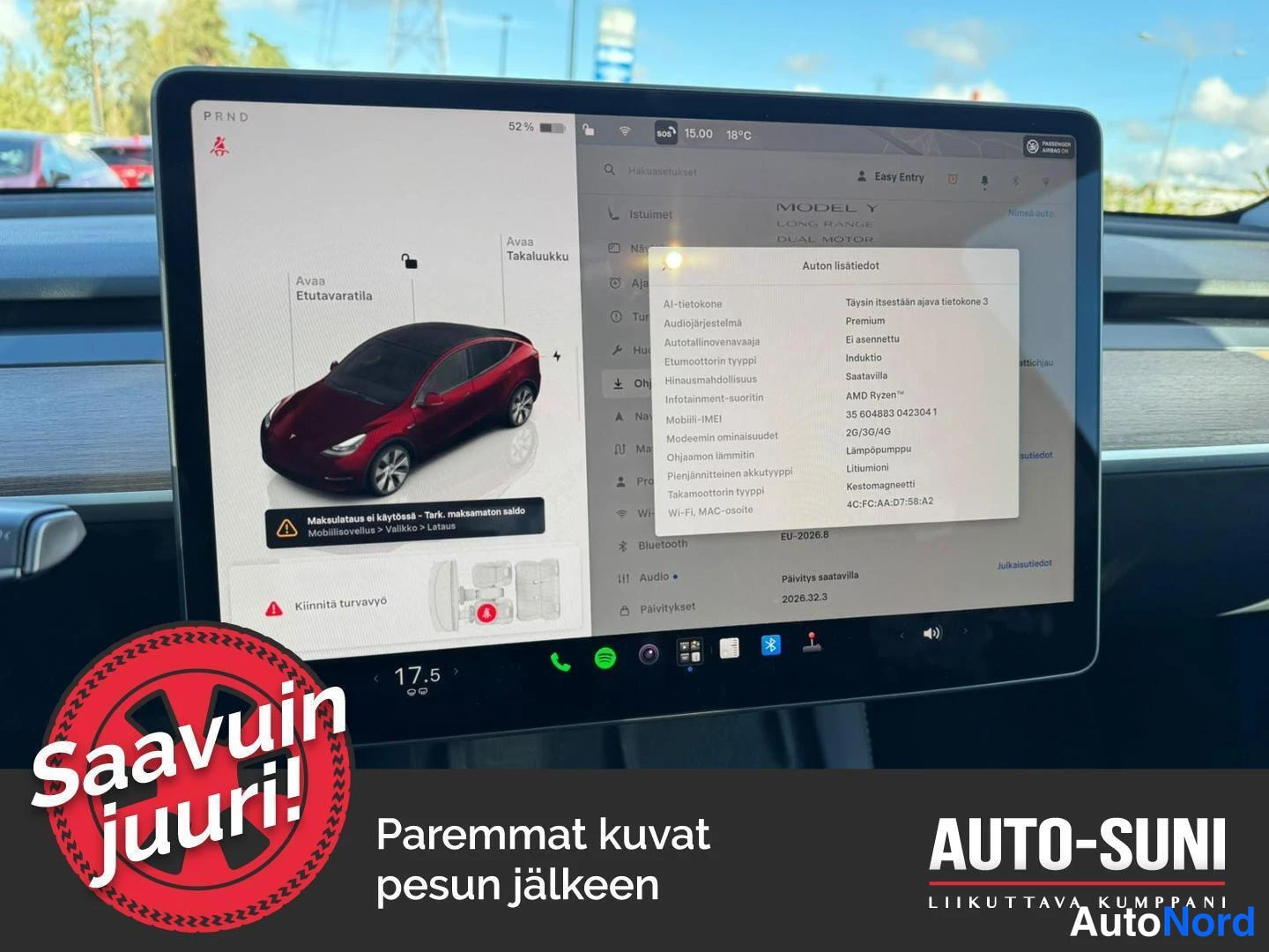 Yksityiskohta: Auton infotainment-näyttö. Vasemmalla näkyy punainen Tesla Model Y ja oikealla 'Auton lisätiedot' -ruutu, jossa lukee 'Al-tietokone: Täysin itsestään ajava tiet