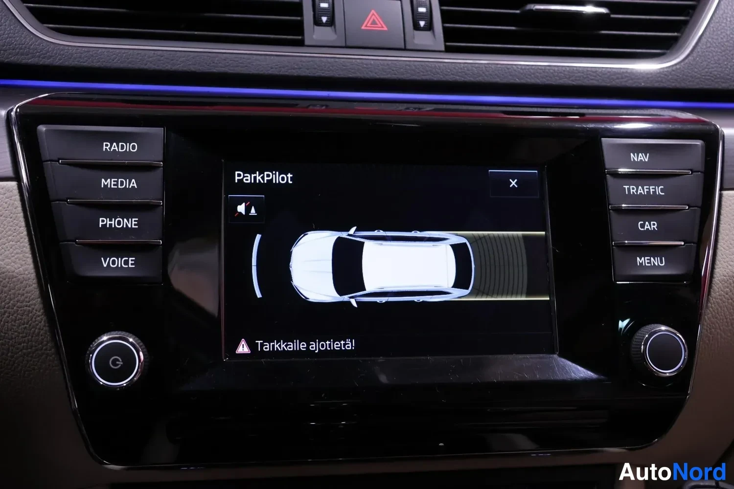 Muu: Automootorin kosketusnäyttö näyttää ParkPilot-tutkan, teksti Tarkkaile ajotietä.