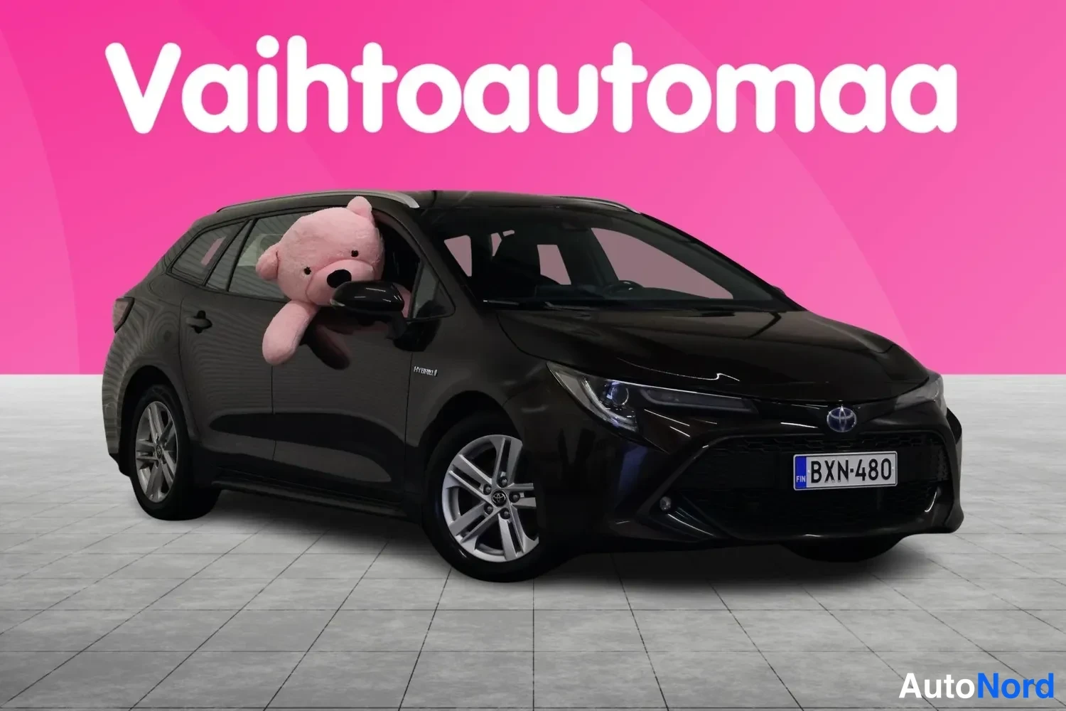 Etuviisto, nokka oikealle: Mustan Touring Sports -mallin etukulmakuva, rekisteritunnus.