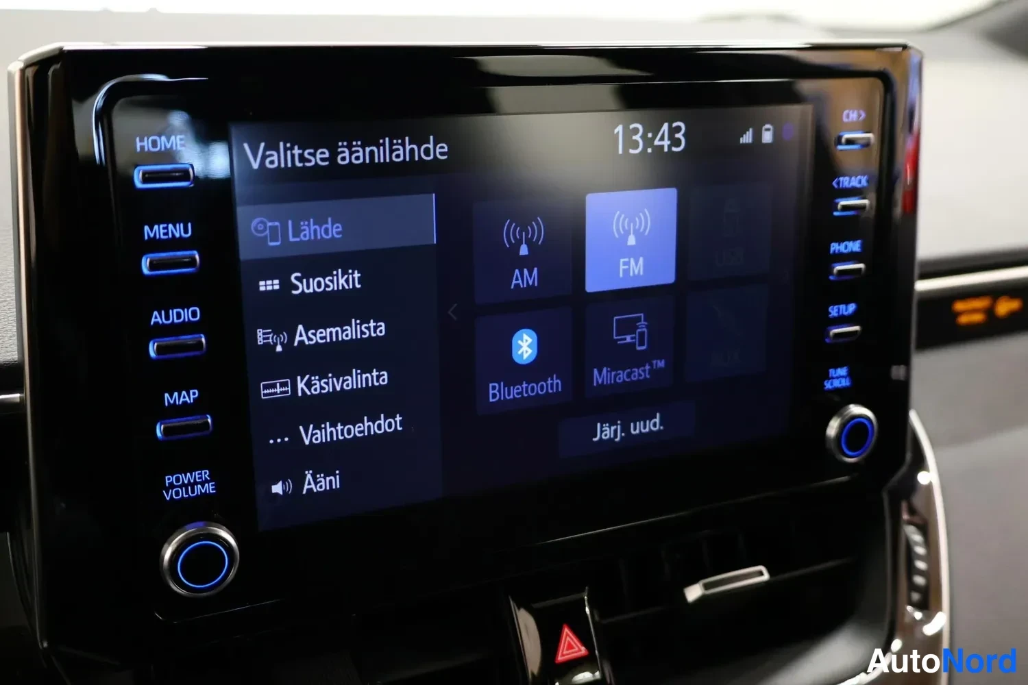 Muu: Infotainment-näytön äänilähteen valikko: AM, FM, Bluetooth, Miracast, kello 13:43.