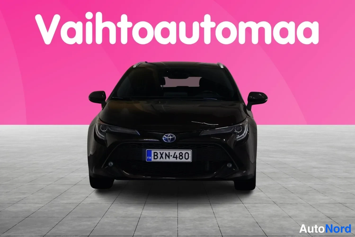 Edestä: Auton suoraa edestäpäin otettu kuva, rekisteritunnus.
