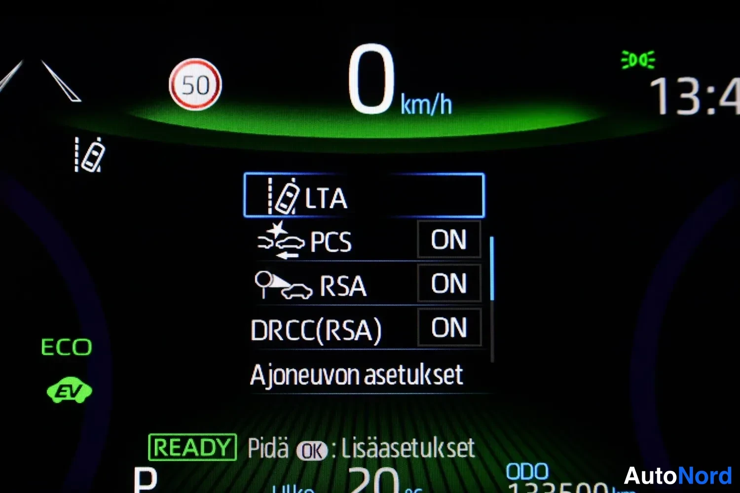 Muu: Kojelaudan näyttö, jossa turva-avustimet LTA, PCS, RSA ja DRCC(RSA) ovat päällä (ON), nopeus 0 km/h, ajoneuvon asetukset -valikko ja READY-merkintä.