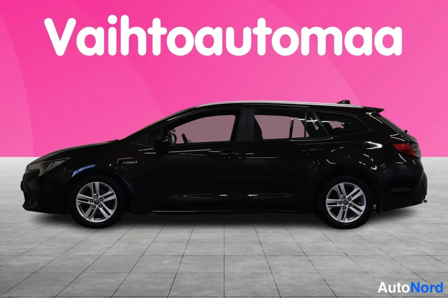 Sivulta: Mustanruskean Toyota Corolla Touring Sports -farmarin sivukuva oikealta puolelta.