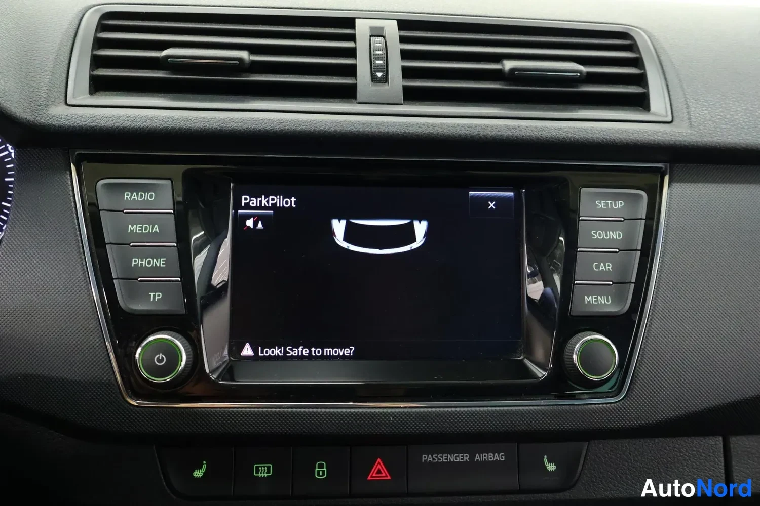 Muu: Kojeiston keskuskonsoli: kosketusnäytöllä ParkPilot-törmäystutkan näyttö, ympärillä RADIO-, MEDIA-, PHONE- ja TP-painikkeet sekä SETUP-, SOUND-, CAR- ja MENU-pa