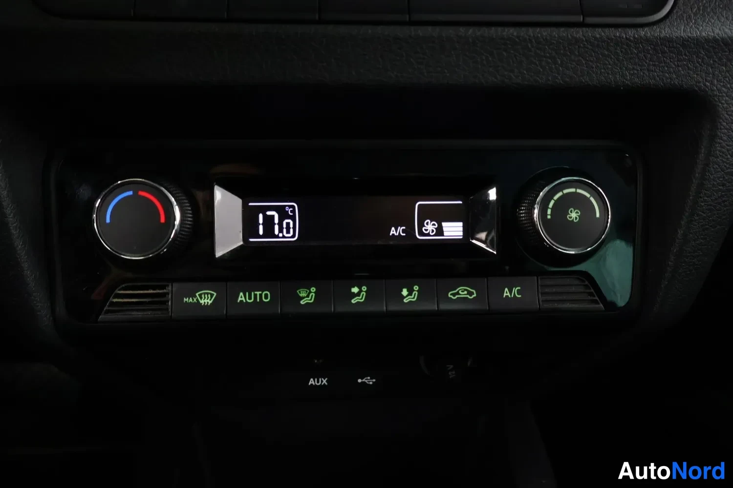 Muu: Lämmityslaitteen ja ilmastoinnin säädinpaneeli, jonka näytössä lukee 17,0 °C ja A/C, AUTO-nappi esiin nousseena.