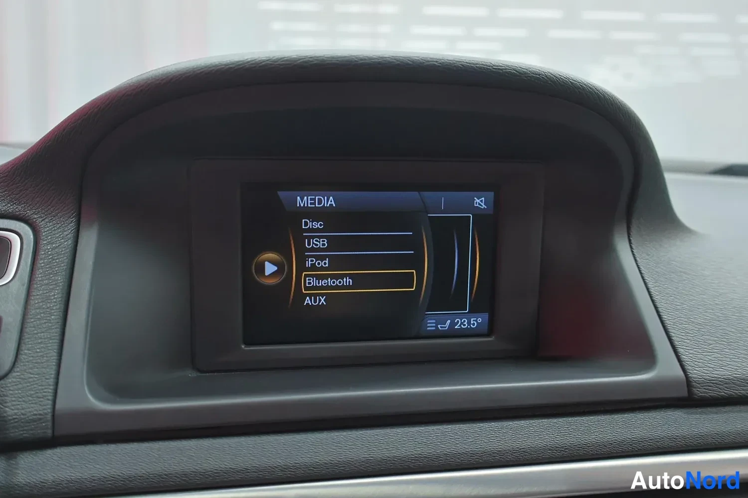 Muu: Kojeistossa näkyvä infotainment-näyttö MEDIA-valikossa, jossa valittuna Bluetooth; vaihtoehtoina Disc, USB, iPod ja AUX, lämpötilanäyttö 23,5°.