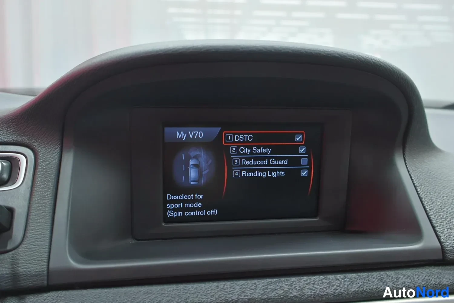 Muu: Kojelaudan näyttö, jossa My V70 -valikko DSTC-, City Safety-, Reduced Guard- ja Bending Lights -valinnoilla.