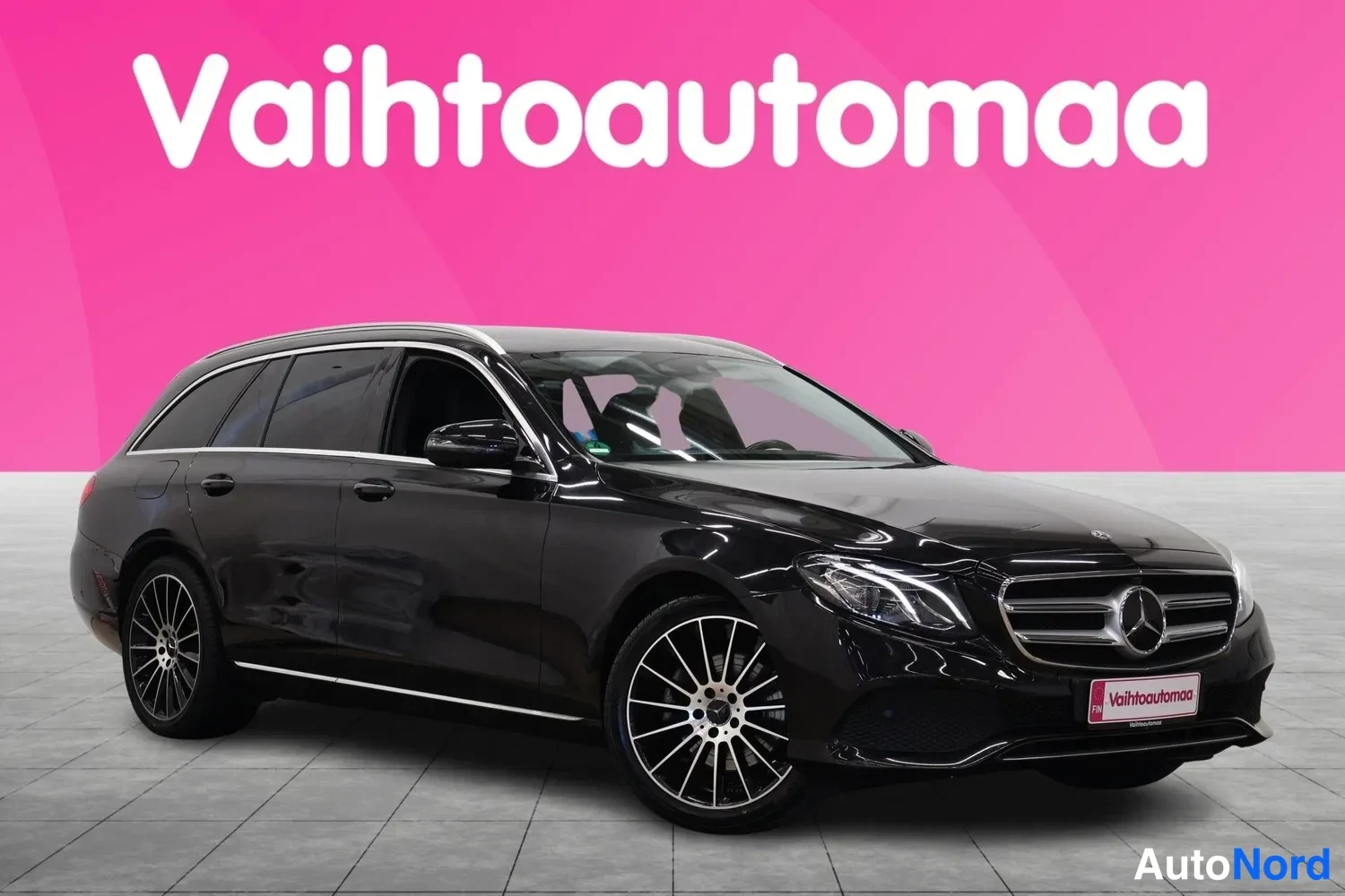 Etuviisto, nokka oikealle: Musta Mercedes-Benz farmari etuviistosta oikealta; kylki ja etupää näkyvissä, multi-polttoinen kevytmetallivanne.