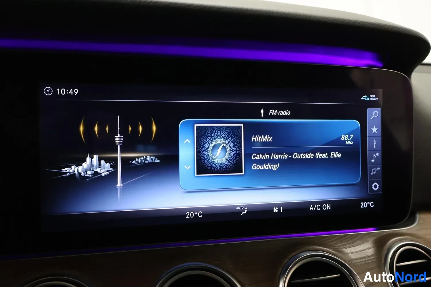 Muu: Mercedes-Benzin keskinäytös näyttää FM-radiota asemalla HitMix 88,7 MHz, kappaleena Calvin Harris - Outside (feat. Ellie Goulding). Näytön alareunassa näkyy A/C