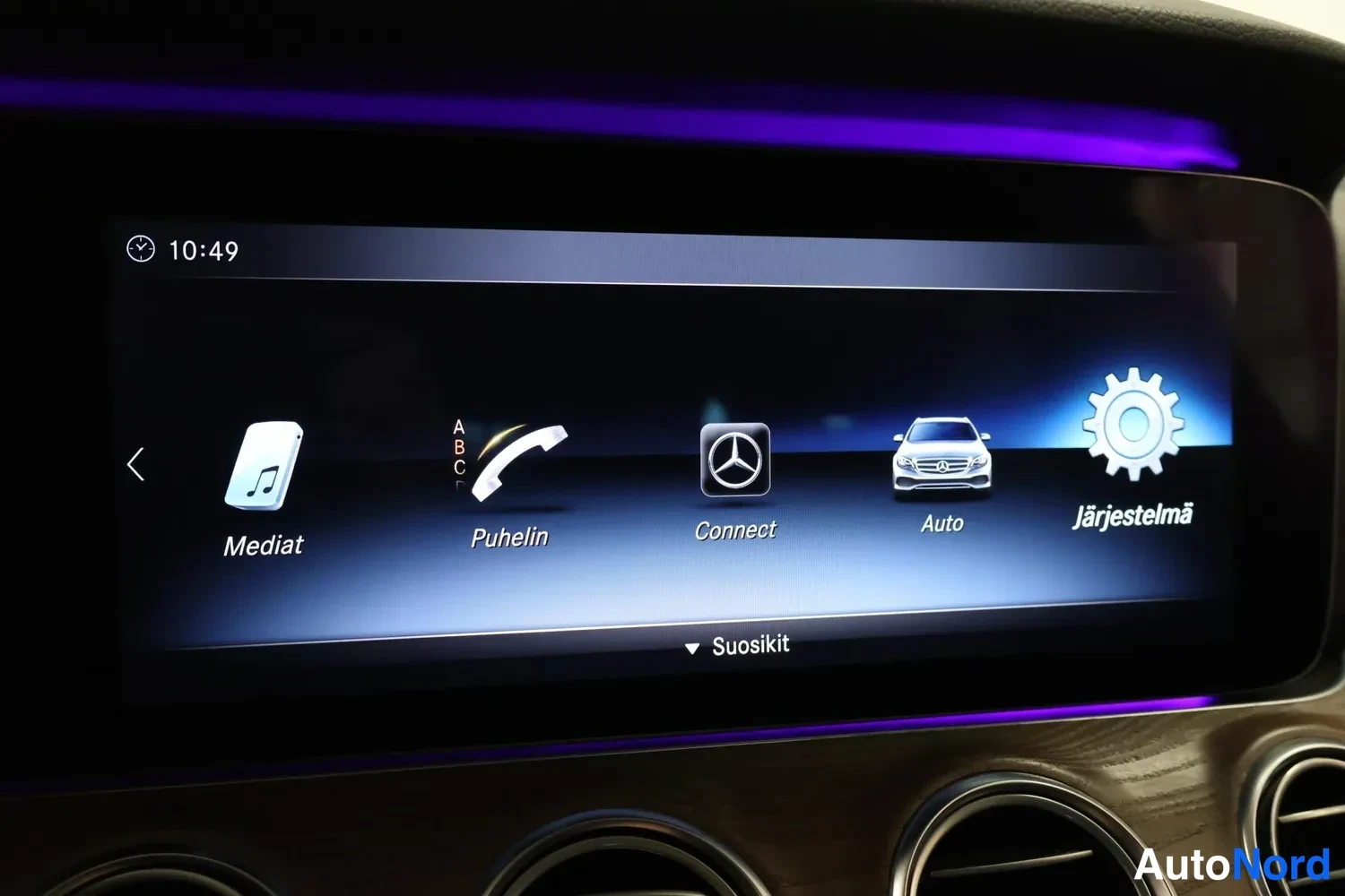 Muu: Mercedes-Benzin keskinäytöksen valikko suomeksi: Mediat, Puhelin, Connect, Auto ja Järjestelmä, alareunassa Suosikit.