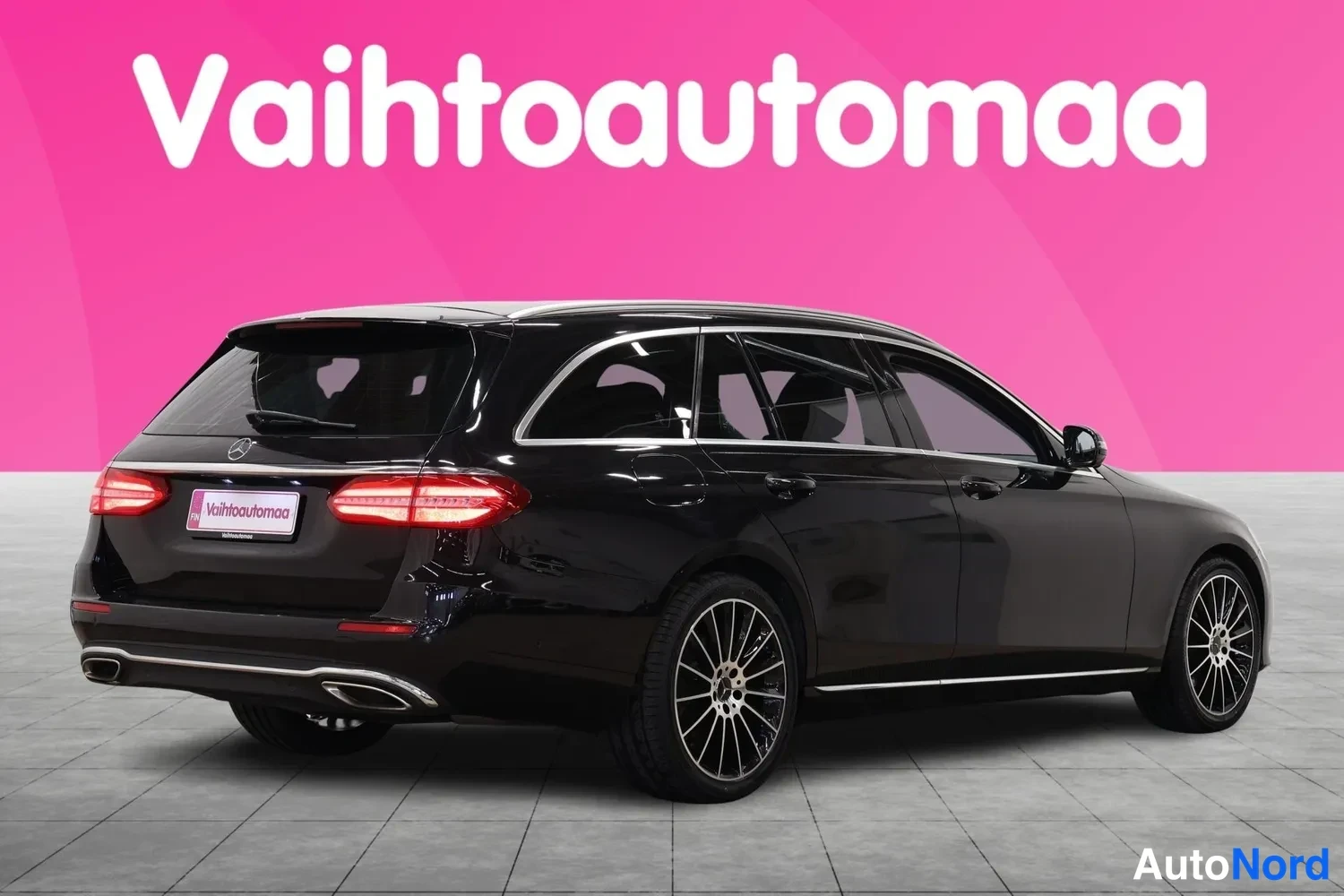 Takaviisto: Mustan Mercedes-Benz farmarin takaosa ja oikea kylki; monipinnaiset kevytmetallivanteet ja kromilista ovien alla erottuvat.