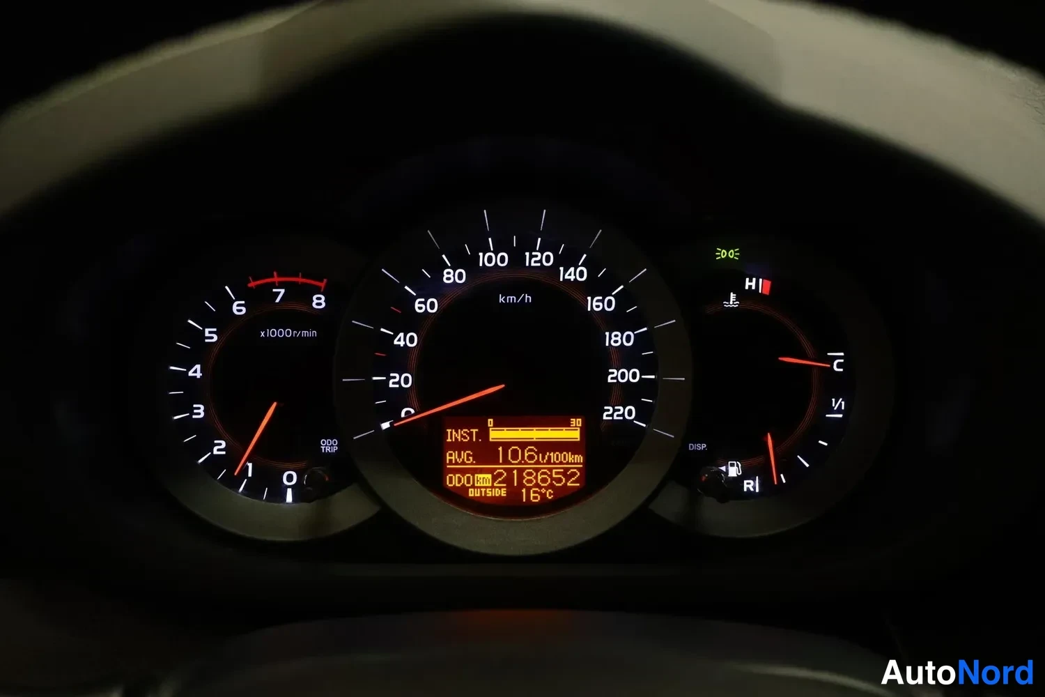 Muu: Valaistu kojelauta: nopeusmittari, kierroslukumittari ja polttoaine- ja lämpötilamittarit; yhteensä 218 652 km ja keskiarvo 10,6 l/100 km.