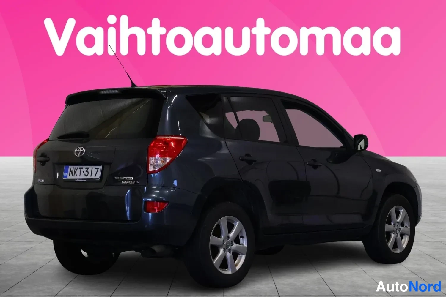 Takaviisto: Takakulmanäyttö tummansinisestä Toyota RAV4:stä, rekisterikilpi näkyvissä.