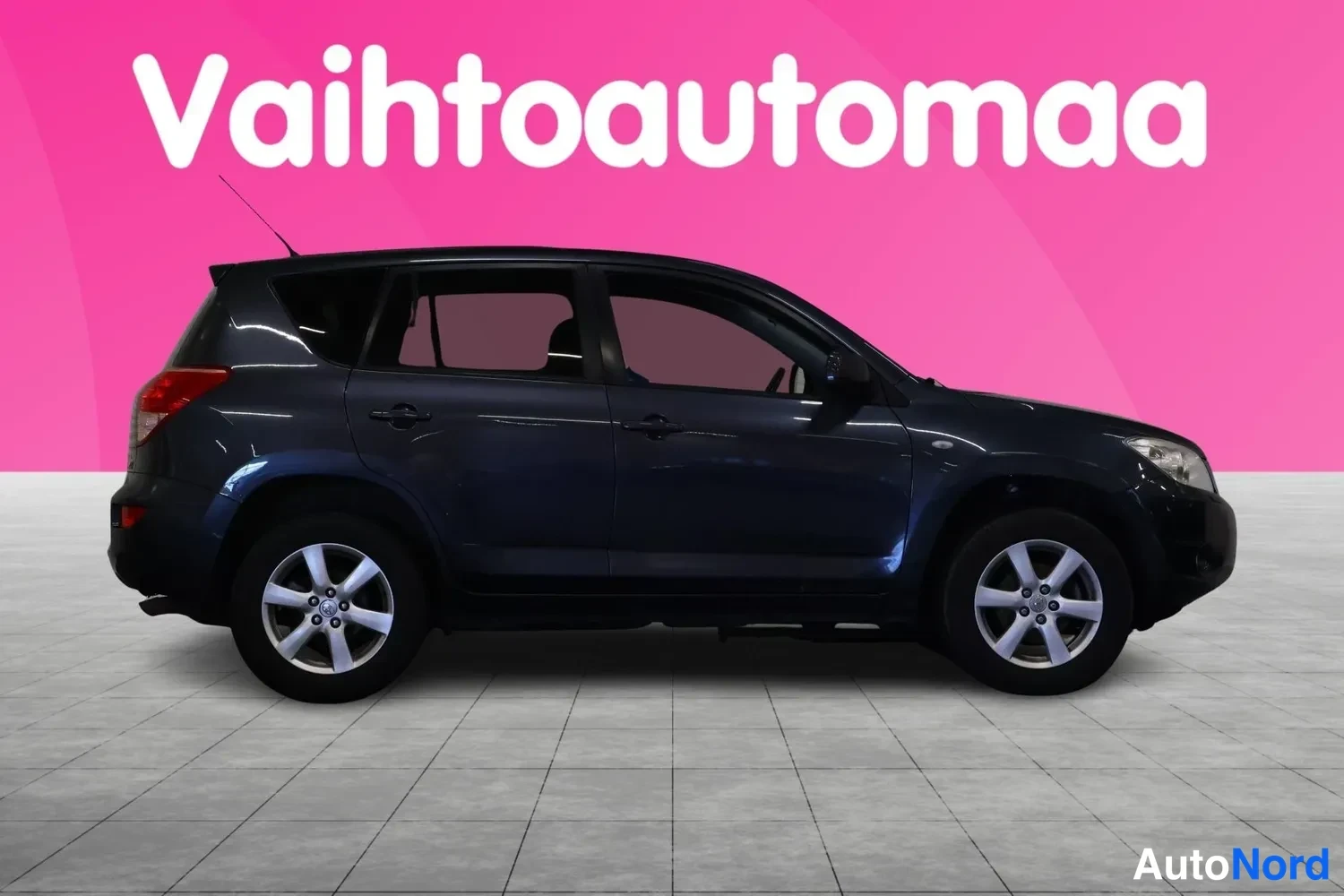 Etuviisto, nokka oikealle: Sivukulmanäyttö tummansinisestä Toyota RAV4:stä, keula oikealla.