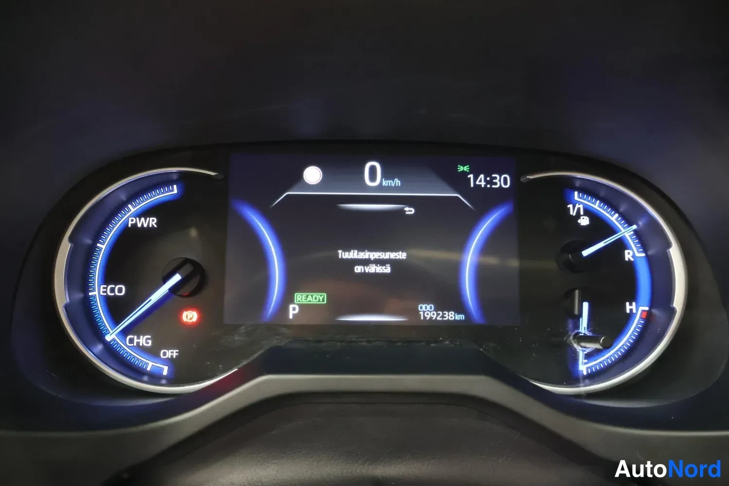 Yksityiskohta: Mittaristön näyttö:.hybridin mittarit PWD/ECO/CHG, READY-merkki, vaihde P, nopeus 0 km/h ja matkamittari 199238 km.