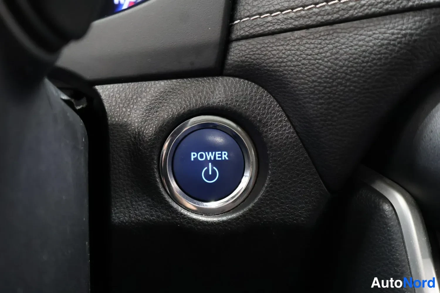 Yksityiskohta: POWER-käynnistysnappi.