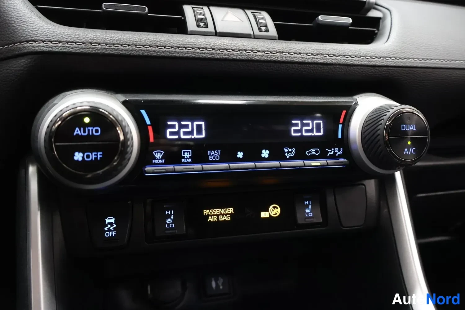 Muu: Kojetaulun ilmastointipaneeli, jossa kaksivyöhykeilmastointi (DUAL), lämpötilat 22,0 molemmilla puolilla sekä A/C- ja AUTO-napit.