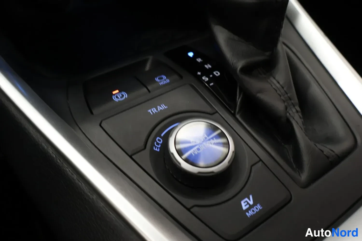 Muu: Vaihtimen ympäriltä löytyvät ajovalintakytkin (ECO/NORMAL/SPORT/TRAIL/EV MODE) ja pysäköintitukinapit.