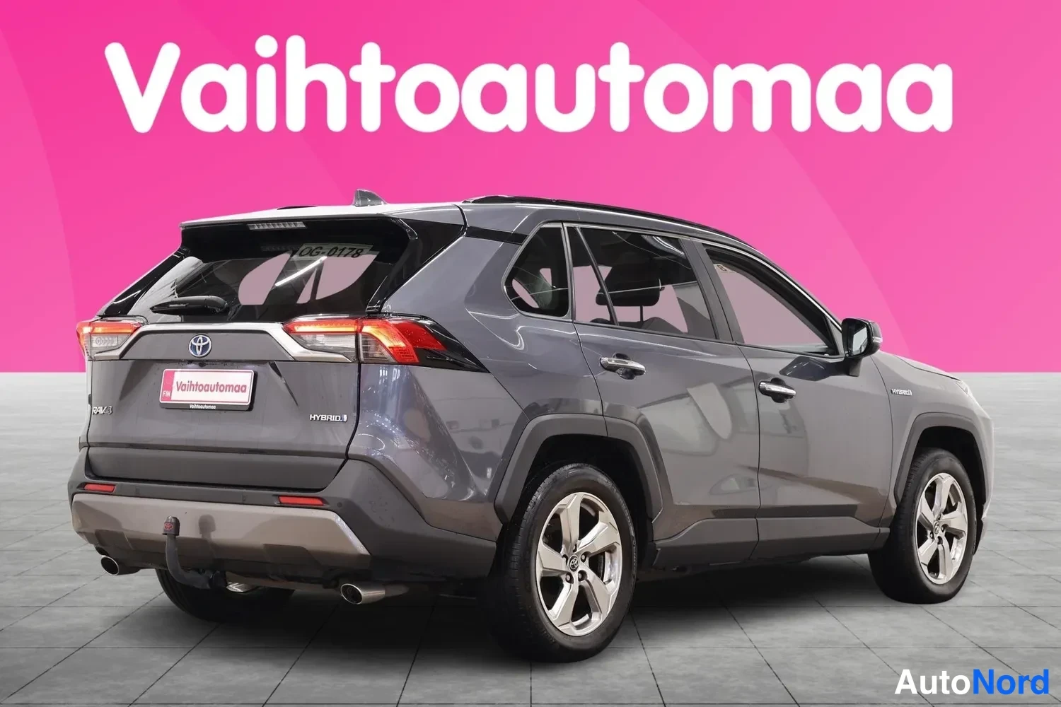 Takaviisto: Auton takaosa ja oikea kylki profiilissa tummanharmaa katumaasturi, jonka takaovessa HYBRID-teksti, perävaunukytkin ja hopeavanteet.