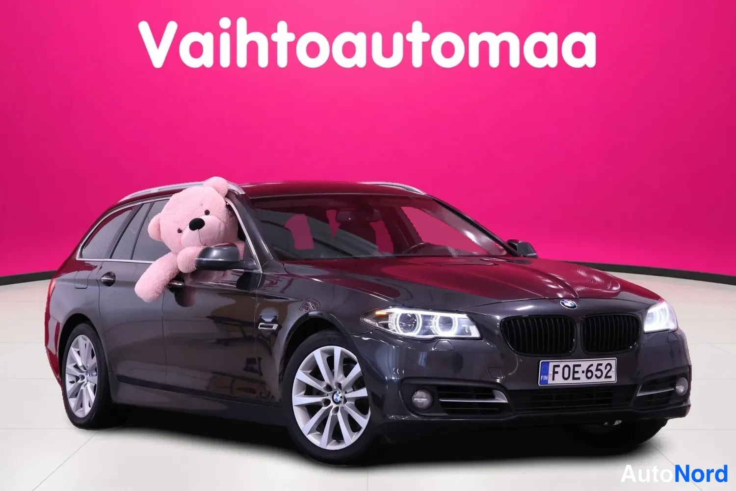 Harmaa BMW 520d xDrive 2017, etuviisto, keula oikealle, kuva 2