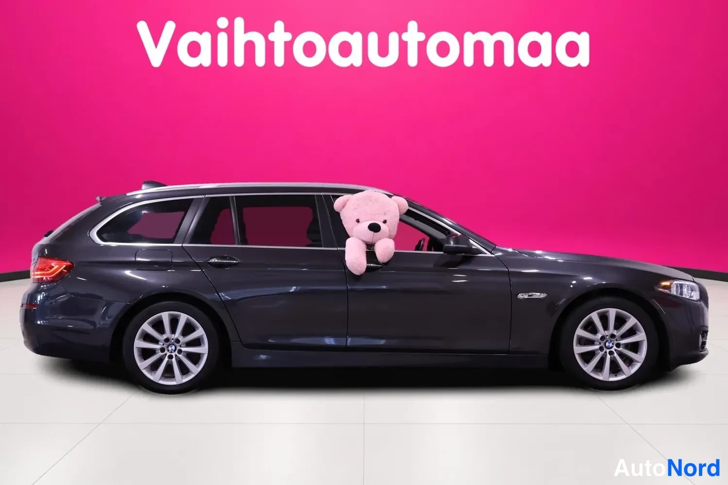Harmaa BMW 520d xDrive 2017, etuviisto, keula oikealle, kuva 3